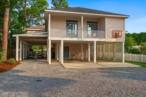 92 Elm Ln, Pass Christian, MS 39571