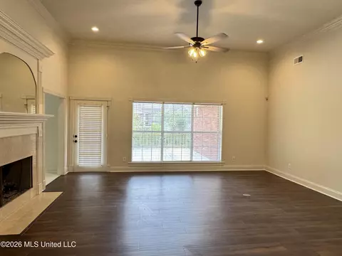 Living - 76 Eastgate Dr, Brandon, MS 39042 photo 2 of 5