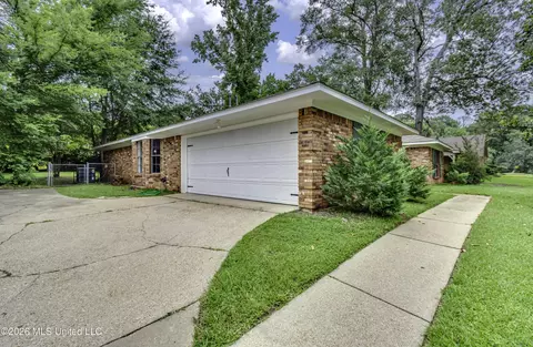 Exterior - 9 Treeway Dr, Brandon, MS 39042 photo 4 of 6