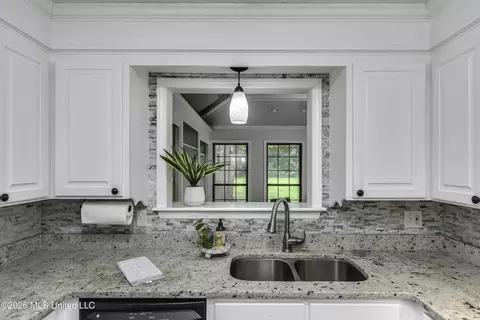 Kitchen - 9 Treeway Dr, Brandon, MS 39042 photo 5 of 6