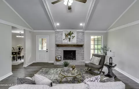 Living - 9 Treeway Dr, Brandon, MS 39042 photo 1 of 9