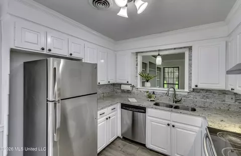 Kitchen - 9 Treeway Dr, Brandon, MS 39042 photo 2 of 6