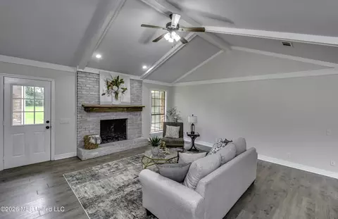Living - 9 Treeway Dr, Brandon, MS 39042 photo 2 of 9