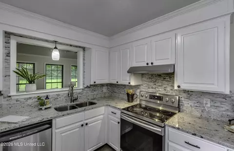 Kitchen - 9 Treeway Dr, Brandon, MS 39042 photo 3 of 6