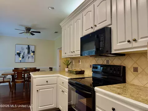 Kitchen - 205 Stonebriar Ln, Brandon, MS 39042 photo 5 of 7