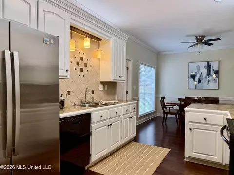 Kitchen - 205 Stonebriar Ln, Brandon, MS 39042 photo 2 of 7