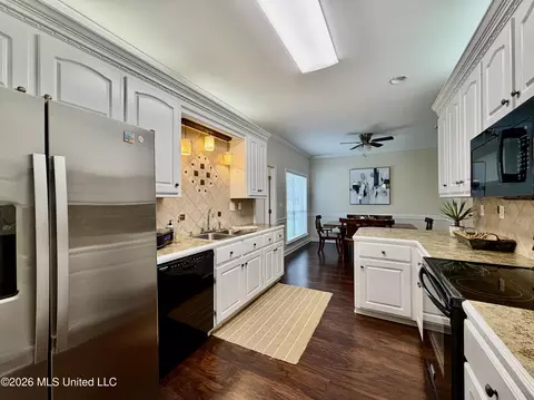 Kitchen - 205 Stonebriar Ln, Brandon, MS 39042 photo 6 of 7