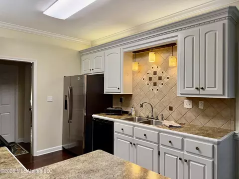 Kitchen - 205 Stonebriar Ln, Brandon, MS 39042 photo 3 of 7