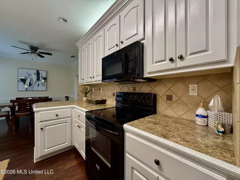 Kitchen - 205 Stonebriar Ln, Brandon, MS 39042 photo 4 of 7