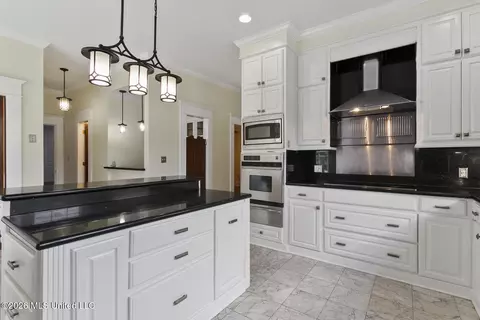 Kitchen - 8 12 Oaks Pl, Madison, MS 39110 photo 3 of 7