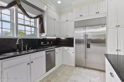 Kitchen - 8 12 Oaks Pl, Madison, MS 39110 photo 5 of 7