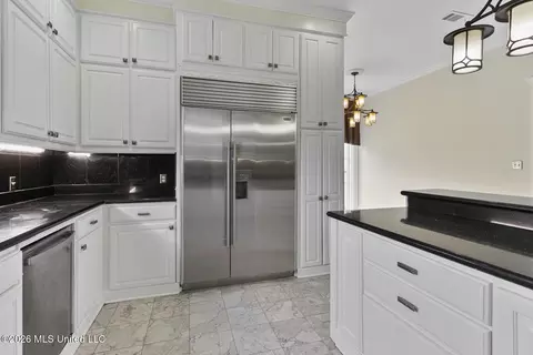 Kitchen - 8 12 Oaks Pl, Madison, MS 39110 photo 7 of 7