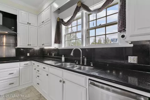 Kitchen - 8 12 Oaks Pl, Madison, MS 39110 photo 2 of 7