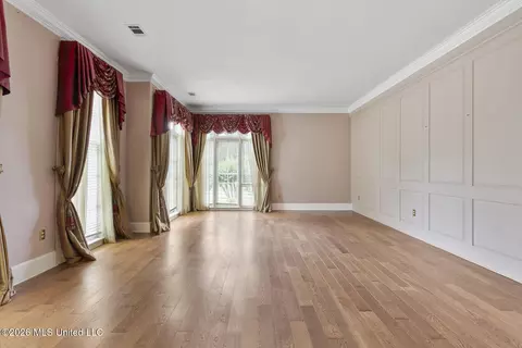 Living - 8 12 Oaks Pl, Madison, MS 39110 photo 2 of 9