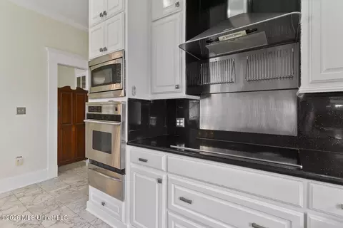 Kitchen - 8 12 Oaks Pl, Madison, MS 39110 photo 4 of 7