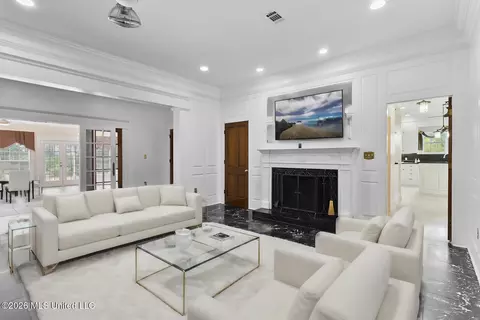 Living - 8 12 Oaks Pl, Madison, MS 39110 photo 5 of 9