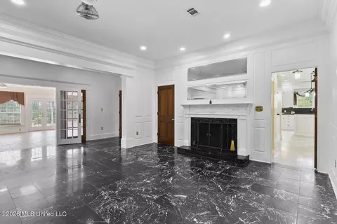Living - 8 12 Oaks Pl, Madison, MS 39110 photo 6 of 9