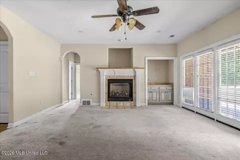 Living - 10213 Emerald Forest Dr, Hernando, MS 38632 photo 3 of 5