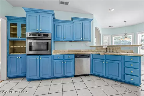 Kitchen - 10213 Emerald Forest Dr, Hernando, MS 38632 photo 2 of 4