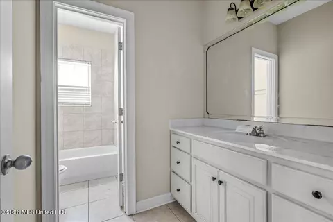 Bath - 10213 Emerald Forest Dr, Hernando, MS 38632 photo 1 of 2
