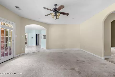 Living - 10213 Emerald Forest Dr, Hernando, MS 38632 photo 4 of 5