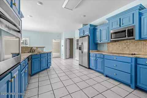 Kitchen - 10213 Emerald Forest Dr, Hernando, MS 38632 photo 4 of 4