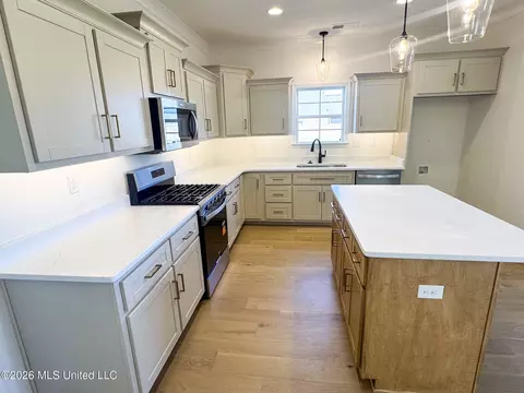 Kitchen - 3482 Hatton Dr, Nesbit, MS 38651 photo 3 of 3