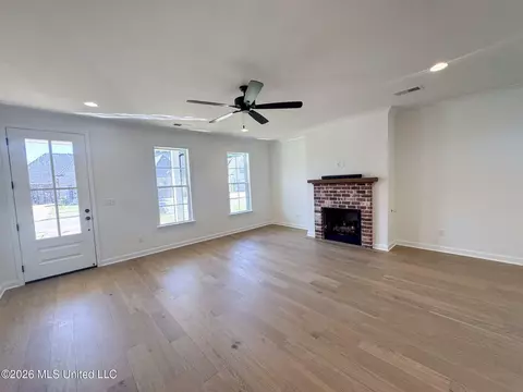 Living - 3482 Hatton Dr, Nesbit, MS 38651 photo 2 of 3