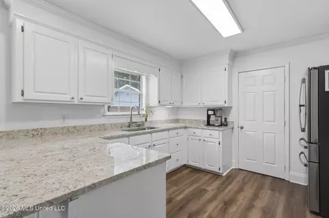 Kitchen - 121 Deer Run, Pearl, MS 39208 photo 3 of 6