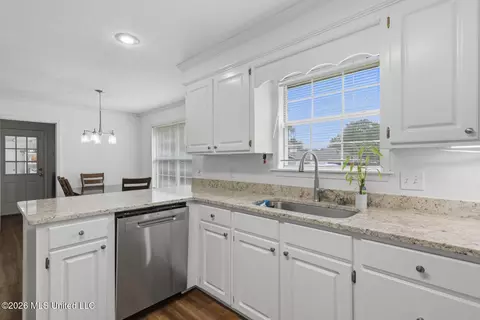 Kitchen - 121 Deer Run, Pearl, MS 39208 photo 4 of 6