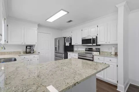 Kitchen - 121 Deer Run, Pearl, MS 39208 photo 2 of 6