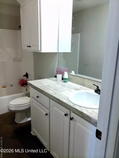 Bath - 552 Fairway Ave, Byram, MS 39272 photo 1 of 3