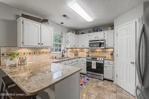 Kitchen - 1727 Sandpiper Cv, Hernando, MS 38632 photo 1 of 2