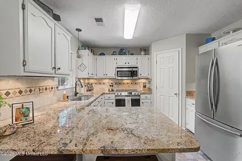 Kitchen - 1727 Sandpiper Cv, Hernando, MS 38632 photo 2 of 2