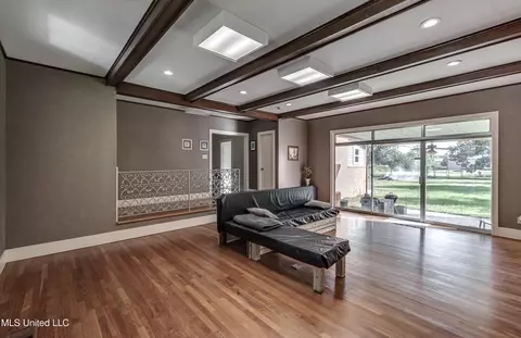 Living - 239 Fernwood Dr, Jackson, MS 39206 photo 9 of 12