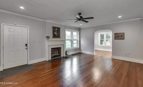 Living - 239 Fernwood Dr, Jackson, MS 39206 photo 2 of 12