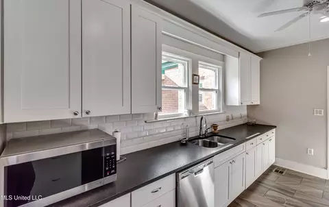 Kitchen - 239 Fernwood Dr, Jackson, MS 39206 photo 4 of 7