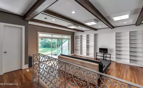 Living - 239 Fernwood Dr, Jackson, MS 39206 photo 7 of 12