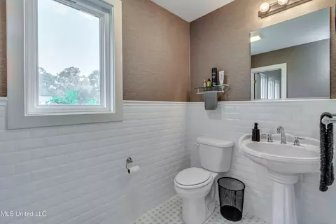 Bath - 239 Fernwood Dr, Jackson, MS 39206 photo 6 of 7