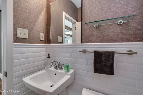 Bath - 239 Fernwood Dr, Jackson, MS 39206 photo 7 of 7