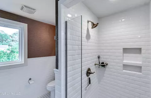 Bath - 239 Fernwood Dr, Jackson, MS 39206 photo 1 of 7