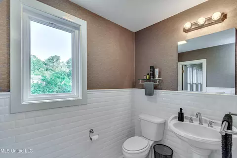 Bath - 239 Fernwood Dr, Jackson, MS 39206 photo 4 of 7