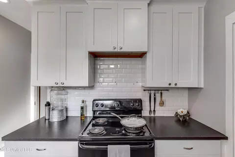 Kitchen - 239 Fernwood Dr, Jackson, MS 39206 photo 6 of 7