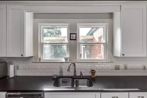 Kitchen - 239 Fernwood Dr, Jackson, MS 39206 photo 5 of 7