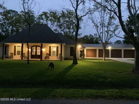 8809 Stonewall St, Ocean Springs, MS 39564