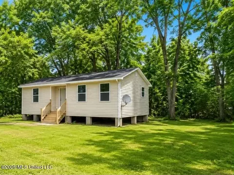 7 Bowen St, Wiggins, MS 39577