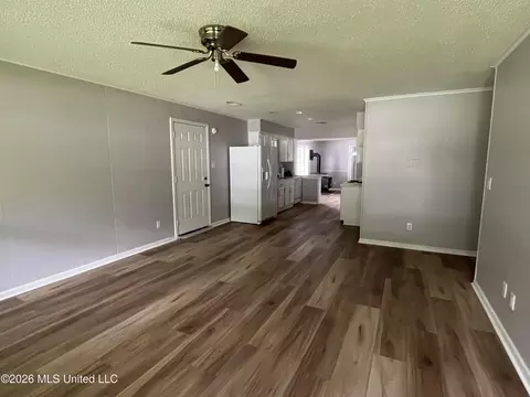 Living - 99 Crestfield Rd, Coldwater, MS 38618 photo 2 of 3