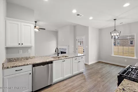 Entry Way - 6579 E John Hamilton Way, Olive Branch, MS 38654 photo 3 of 7