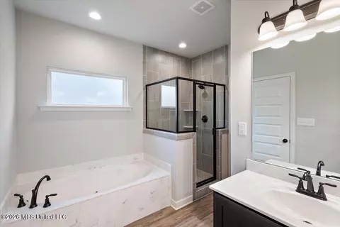 Bath - 6579 E John Hamilton Way, Olive Branch, MS 38654 photo 2 of 3