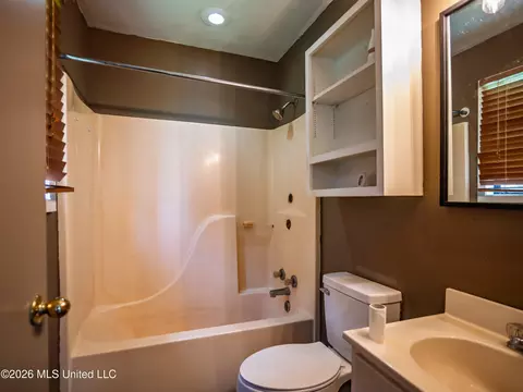 Bath - 2139 Cold Springs Rd, Sardis, MS 38666 photo 3 of 4